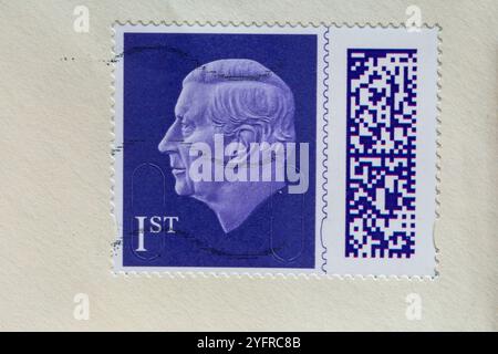 Lila 1. Klasse Stempel, 1. Klasse Stempel mit Kopf von König Karl III., auf Umschlag geheftet - Stempel mit Barcode UK 2024 Stockfoto