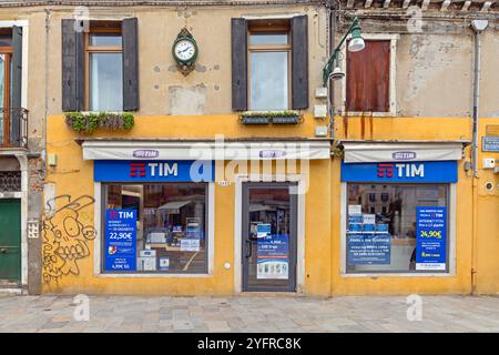 Venedig, Italien - 10. Oktober 2024: Telecom Italia Mobile Smarphone Shop Tim Network Operator und Internet Provider. Stockfoto