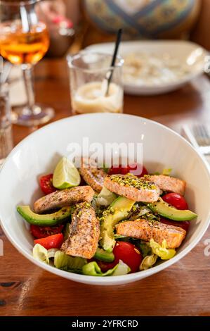 Warmer Lachssalat im Restaurant Stockfoto