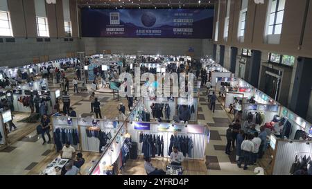 Dhaka. November 2024. Besucher besuchen die 17. Ausgabe von Bangladeschs größter Denim-Ausstellung in Dhaka, Bangladesch, 4. November 2024. Die 17. Ausgabe von Bangladeschs größter Denim-Ausstellung zum Thema „The Blue New World“ begann am Montag in der Hauptstadt Dhaka. Die zweitägige expo zog zahlreiche Teilnehmer aus vielen Ländern an und bietet internationalen Modekäufern eine zentrale Beschaffungsplattform für alle Aspekte von Jeanswear in der International Convention City in Dhaka. Quelle: Xinhua/Alamy Live News Stockfoto