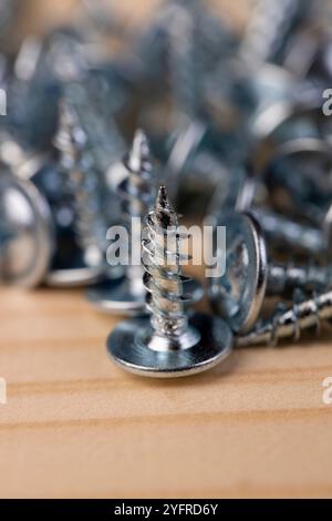 Selbstschneidende Stahlschrauben zur Befestigung von Holzgegenständen, verzinkte selbstschneidende Schrauben Stockfoto