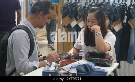 Dhaka. November 2024. Ein Mann besucht einen Stand auf der 17. Ausgabe von Bangladeschs größter Denim-Ausstellung in Dhaka, Bangladesch, 4. November 2024. Die Ausstellung zum Thema „die blaue neue Welt“ begann am Montag in der Hauptstadt Dhaka. Die zweitägige expo zog zahlreiche Teilnehmer aus vielen Ländern an und bietet internationalen Modekäufern eine zentrale Beschaffungsplattform für alle Aspekte von Jeanswear in der International Convention City in Dhaka. Quelle: Xinhua/Alamy Live News Stockfoto