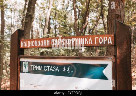 11. September 2024, Novi Sad, Serbien: Ausgangspunkt eines Wanderweges im Nationalpark Fruska Gora, umgeben von üppigem Grün und natürlicher Schönheit Stockfoto