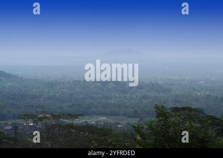 Blick auf den Borobudur Tempel von der Höhe der Berge Stockfoto