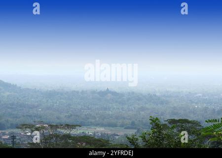 Blick auf den Borobudur Tempel von der Höhe der Berge Stockfoto