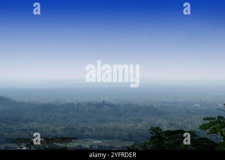 Blick auf den Borobudur Tempel von der Höhe der Berge Stockfoto