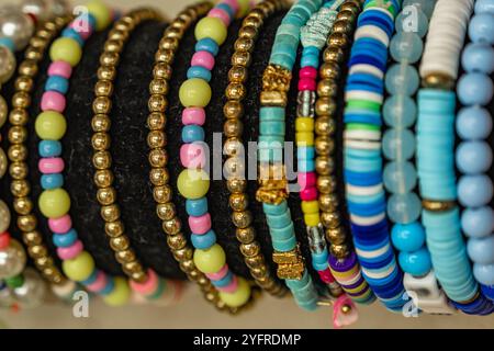 Handgemachte bunten Perlen Armbänder, Armreifen. Hintergrund Mit Farbenfrohen Perlen. Hintergrundmuster mehrfarbiger Perlen. Palette von Farbperlen. Traditionelles OP Stockfoto