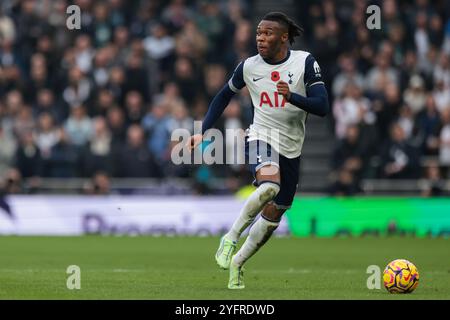 Destiny Udogie of Tottenham Hotspur - Tottenham Hotspur / Aston Villa, Premier League, Tottenham Hotspur Stadium, London, Großbritannien - 3. November 2024 nur redaktionelle Verwendung - es gelten Einschränkungen von DataCo Stockfoto