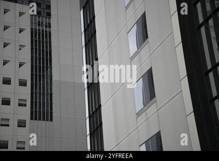 Moderner futuristischer Wolkenkratzer aus Glas und Stahl am Shin Umeda City Wonder Square, einem ikonischen Stadtkomplex im Herzen von Osaka, Japan. Stockfoto