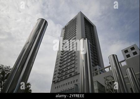 Moderne futuristische Wolkenkratzer aus Glas und Stahl am Shin Umeda City Wonder Square, einem ikonischen Stadtkomplex im Herzen von Osaka, Japan. Stockfoto