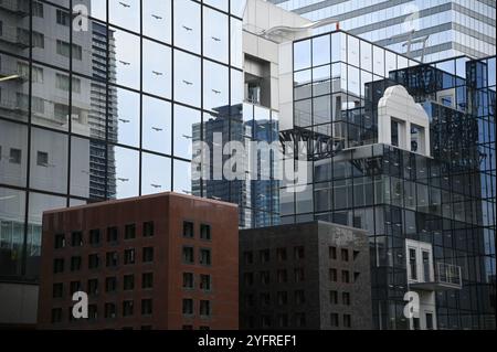 Moderne futuristische Wolkenkratzer aus Glas und Stahl am Shin Umeda City Wonder Square, einem ikonischen Stadtkomplex im Herzen von Osaka, Japan. Stockfoto