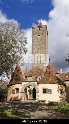 Burgtor am Ende der Herrngasse in der Altstadt von Rothenburg ob der Tauber. Rothenburg, Bayern, Deutschland, Europa Stockfoto