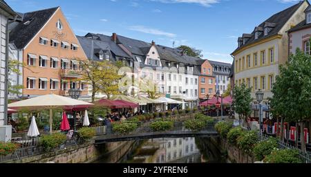 Gastronomie und Tourismus auf beiden Seiten der Leuk im Saarburger Stadtzentrum. Saarburg, Rheinland-Pfalz, Deutschland, Europa Stockfoto