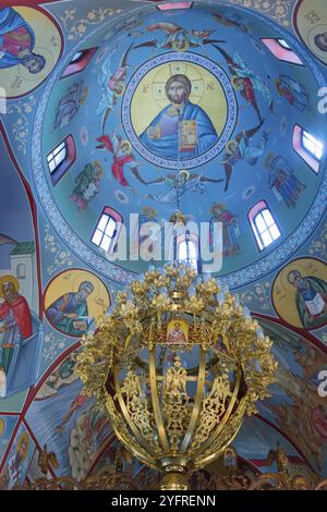 Religiöse Ikonen und Fresken zieren eine blaue Kuppeldecke mit goldenem Kronleuchter, Kirche der Dormition der Jungfrau Maria, Panagia Thalassini, Stoma Stockfoto