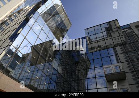 Moderne futuristische Wolkenkratzer aus Glas und Stahl am Shin Umeda City Wonder Square, einem ikonischen Stadtkomplex im Herzen von Osaka, Japan. Stockfoto