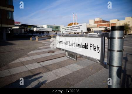 05. November 2024, Berlin: „Johanna und Eduard Arnhold Platz“ steht auf dem neuen Schild, wenn die piazzetta vor dem Kulturforum umbenannt wird. Das jüdische Ehepaar war wichtige Mäzen der Künste und stiftete unter anderem die Deutsche Akademie Villa Massimo in Rom, die bis heute die größte deutsche Kulturinstitution im Ausland ist. Die Mitglieder des Vereins zum Gedenken an Johanna und Eduard Arnhold, der auch das bürgerliche Engagement des jüdischen Mittelstandes in Deutschland und Berlin gedenken soll, engagierten sich besonders für die Benennung des Platzes. Foto: Christoph Soeder Stockfoto