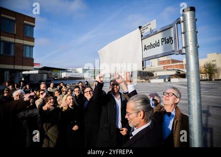05. November 2024, Berlin: Das Schild am Johanna- und Eduard-Arnhold-Platz wird enthüllt, wenn die piazzetta vor dem Kulturforum in Johanna und Eduard-Arnhold-Platz umbenannt wird. Das jüdische Ehepaar war wichtige Mäzen der Künste und stiftete unter anderem die Deutsche Akademie Villa Massimo in Rom, die bis heute die größte deutsche Kulturinstitution im Ausland ist. Die Mitglieder des Vereins zum Gedenken an Johanna und Eduard Arnhold, der auch das bürgerliche Engagement des jüdischen Mittelstandes in Deutschland und Berlin gedenken soll, engagierten sich besonders für die Benennung des Platzes. Phot Stockfoto