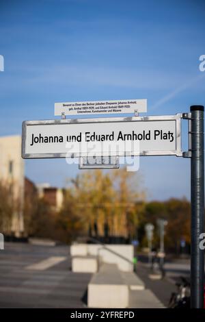 05. November 2024, Berlin: „Johanna und Eduard Arnhold Platz“ steht auf dem neuen Schild, wenn die piazzetta vor dem Kulturforum umbenannt wird. Das jüdische Ehepaar war wichtige Mäzen der Künste und stiftete unter anderem die Deutsche Akademie Villa Massimo in Rom, die bis heute die größte deutsche Kulturinstitution im Ausland ist. Die Mitglieder des Vereins zum Gedenken an Johanna und Eduard Arnhold, der auch das bürgerliche Engagement des jüdischen Mittelstandes in Deutschland und Berlin gedenken soll, engagierten sich besonders für die Benennung des Platzes. Foto: Christoph Soeder Stockfoto