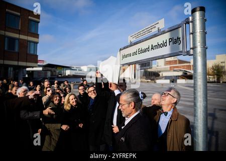 05. November 2024, Berlin: Das Schild am Johanna- und Eduard-Arnhold-Platz wird enthüllt, wenn die piazzetta vor dem Kulturforum in Johanna und Eduard-Arnhold-Platz umbenannt wird. Das jüdische Ehepaar war wichtige Mäzen der Künste und stiftete unter anderem die Deutsche Akademie Villa Massimo in Rom, die bis heute die größte deutsche Kulturinstitution im Ausland ist. Die Mitglieder des Vereins zum Gedenken an Johanna und Eduard Arnhold, der auch das bürgerliche Engagement des jüdischen Mittelstandes in Deutschland und Berlin gedenken soll, engagierten sich besonders für die Benennung des Platzes. Phot Stockfoto