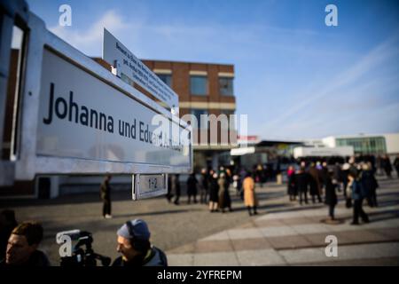 05. November 2024, Berlin: „Johanna und Eduard Arnhold Platz“ steht auf dem neuen Schild, wenn die piazzetta vor dem Kulturforum umbenannt wird. Das jüdische Ehepaar war wichtige Mäzen der Künste und stiftete unter anderem die Deutsche Akademie Villa Massimo in Rom, die bis heute die größte deutsche Kulturinstitution im Ausland ist. Die Mitglieder des Vereins zum Gedenken an Johanna und Eduard Arnhold, der auch das bürgerliche Engagement des jüdischen Mittelstandes in Deutschland und Berlin gedenken soll, engagierten sich besonders für die Benennung des Platzes. Foto: Christoph Soeder Stockfoto