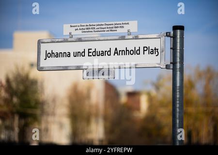 05. November 2024, Berlin: „Johanna und Eduard Arnhold Platz“ steht auf dem neuen Schild, wenn die piazzetta vor dem Kulturforum umbenannt wird. Das jüdische Ehepaar war wichtige Mäzen der Künste und stiftete unter anderem die Deutsche Akademie Villa Massimo in Rom, die bis heute die größte deutsche Kulturinstitution im Ausland ist. Die Mitglieder des Vereins zum Gedenken an Johanna und Eduard Arnhold, der auch das bürgerliche Engagement des jüdischen Mittelstandes in Deutschland und Berlin gedenken soll, engagierten sich besonders für die Benennung des Platzes. Foto: Christoph Soeder/dpa Stockfoto