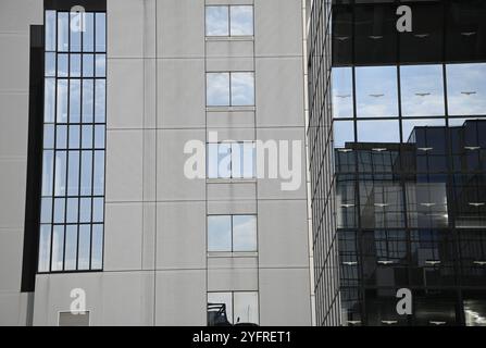 Moderner futuristischer Wolkenkratzer aus Glas und Stahl am Shin Umeda City Wonder Square, einem ikonischen Stadtkomplex im Herzen von Osaka, Japan. Stockfoto