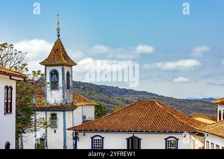 Kirchturm mit Glocke und Kolonialhäusern in der Stadt Diamantina in Minas Gerais, Diamantina, Minas Gerais, Brasilien, Südamerika Stockfoto