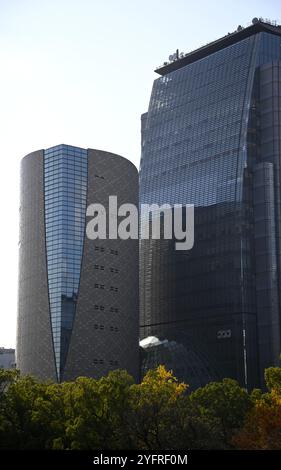 Moderner futuristischer Wolkenkratzer aus Glas und Stahl am Shin Umeda City Wonder Square, einem ikonischen Stadtkomplex im Herzen von Osaka, Japan. Stockfoto