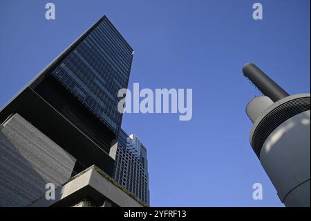 Moderne futuristische Wolkenkratzer aus Glas und Stahl am Shin Umeda City Wonder Square, einem ikonischen Stadtkomplex im Herzen von Osaka, Japan. Stockfoto