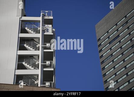 Moderne futuristische Wolkenkratzer aus Glas und Stahl am Shin Umeda City Wonder Square, einem ikonischen Stadtkomplex im Herzen von Osaka, Japan. Stockfoto