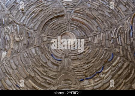 Boden aus kunstvoll verlegten Tonscherben in einem historischen Bauernhof, Nordrhein-Westfalen, Deutschland, Europa Stockfoto