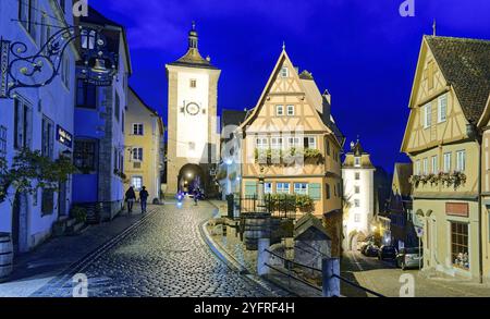 Ploenlein und die Spitalgasse mit dem Siebersturm in der Altstadt von Rothenburg ob der Tauber am Abend. Rothenburg, Bayern, Deutschland, Eu Stockfoto