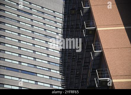 Moderner futuristischer Wolkenkratzer aus Glas und Stahl am Shin Umeda City Wonder Square, einem ikonischen Stadtkomplex im Herzen von Osaka, Japan. Stockfoto