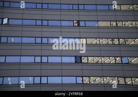 Moderner futuristischer Wolkenkratzer aus Glas und Stahl am Shin Umeda City Wonder Square, einem ikonischen Stadtkomplex im Herzen von Osaka, Japan. Stockfoto