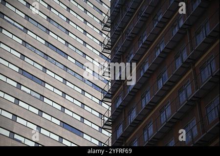 Moderner futuristischer Wolkenkratzer aus Glas und Stahl am Shin Umeda City Wonder Square, einem ikonischen Stadtkomplex im Herzen von Osaka, Japan. Stockfoto