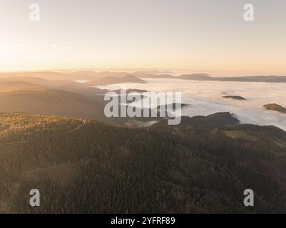 Ein Meer von Nebel bedeckt die Täler der hügeligen, bewaldeten Landschaft bei Sonnenaufgang, Schwarzwald, Deutschland, Europa Stockfoto