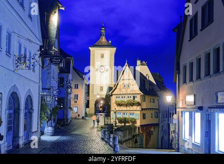 Ploenlein und die Spitalgasse mit dem Siebersturm in der Altstadt von Rothenburg ob der Tauber am Abend. Rothenburg, Bayern, Deutschland, Eu Stockfoto