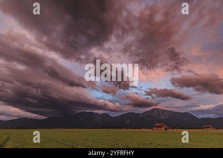 Gewitterwolken im Abendlicht, Loisach-Kochelmoor, Blick auf die Kochlerberge, Alpenvorland, Bayern, Deutschland, Europa Stockfoto