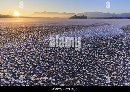 Eisrosen, Eis, gefrorener See, Sonnenaufgang, Stimmung, Winter, Berge, Staffelsee, Murnau, Alpenvorland, Bayern, Deutschland, Europa Stockfoto