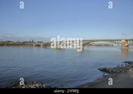 Theodor-Heuss-Brücke über den Rhein mit Blick auf Mainz von Mainz-Kastel, Wiesbaden, Hessen, Rheinbrücke, Bogenbrücke, Mainz, Rhein-Hessen-Region, Rh Stockfoto