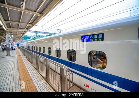 Hakone, Japan – 25. Mai 2016: Shinkansen-Zug im japanischen Bahnhof Hakone. Stockfoto