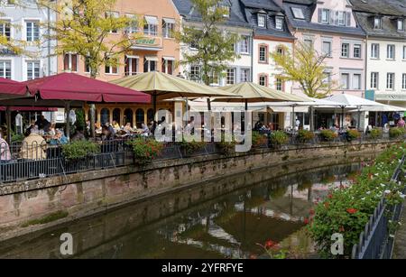 Gastronomie und Tourismus auf beiden Seiten der Leuk im Saarburger Stadtzentrum. Saarburg, Rheinland-Pfalz, Deutschland, Europa Stockfoto