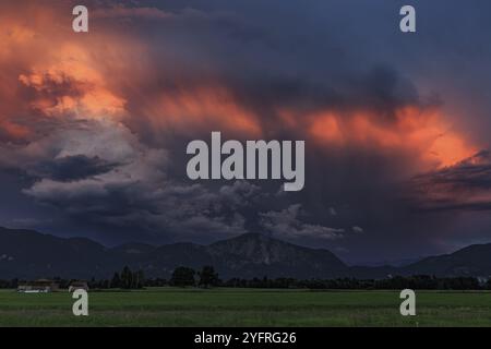 Gewitterwolken im Abendlicht, Loisach-Kochelmoor, Blick auf die Kochlerberge, Alpenvorland, Bayern, Deutschland, Europa Stockfoto