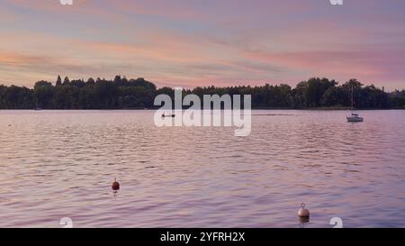 Sonnenaufgangspanorama Am Bodensee. Morgensonnenlicht Über Ruhigem Wasser. Erleben Sie den faszinierenden Sonnenaufgang über dem deutschen Bodensee, der von einem Boot aus gefangen genommen wurde Stockfoto