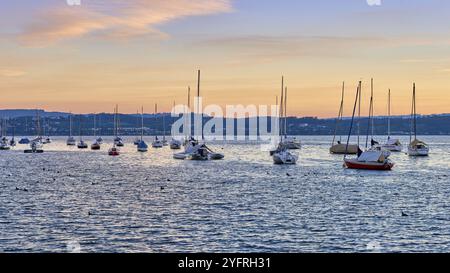 Sonnenaufgangspanorama Am Bodensee. Morgensonnenlicht Über Ruhigem Wasser. Erleben Sie den faszinierenden Sonnenaufgang über dem deutschen Bodensee, der von einem Boot aus gefangen genommen wurde Stockfoto