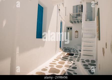 Authentisches traditionelles Griechenland. Insel Mykonos. Bezaubernde farbenfrohe Blumenstraßen des alten Dorfes Chora. Kykladen. Hochwertige Fotos Stockfoto