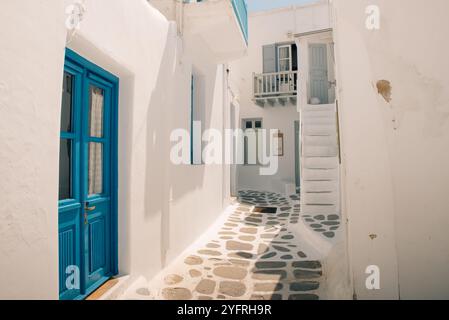 Authentisches traditionelles Griechenland. Insel Mykonos. Bezaubernde farbenfrohe Blumenstraßen des alten Dorfes Chora. Kykladen. Hochwertige Fotos Stockfoto