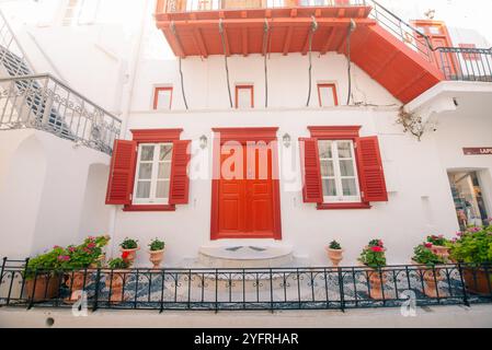 Authentisches traditionelles Griechenland. Insel Mykonos. Bezaubernde farbenfrohe Blumenstraßen des alten Dorfes Chora. Kykladen. Hochwertige Fotos Stockfoto