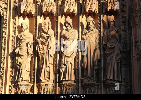 Straßburg, gotische Kathedrale Notre-Dame aus dem 14. Jahrhundert, Statuen der Propheten des Alten Testaments auf der rechten Seite des Hauptportals, Elsass, Frankreich, Europa Stockfoto