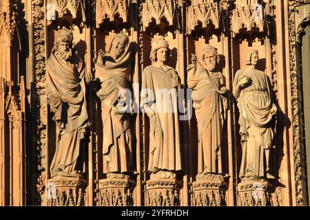 Straßburg, gotische Kathedrale Notre-Dame aus dem 14. Jahrhundert, Statuen der Propheten des Alten Testaments auf der linken Seite Hauptportal, Elsass, Frankreich, Europa Stockfoto